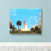 NASA Apollo 16 Saturn V-raketlancering Canvas Afdruk (Insitu (Houten vloer))