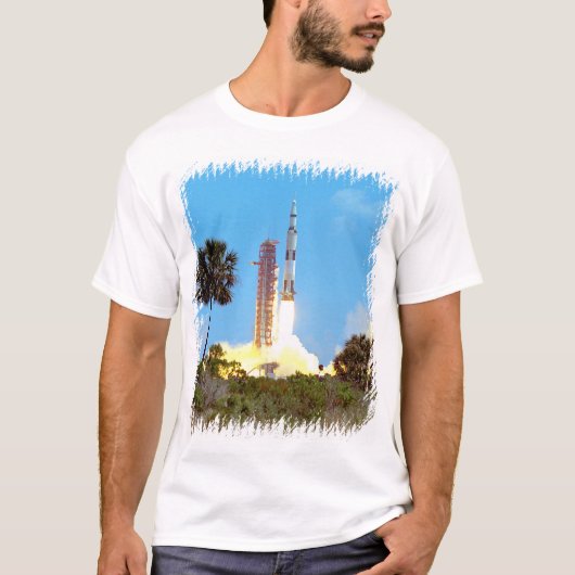 NASA Apollo 16 Saturn V-raketlancering T-shirt (Voorkant)