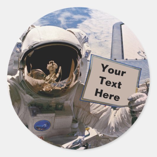 NASA Astronaut Holding Sign. - Aangepaste tekst to Ronde Sticker (Voorkant)