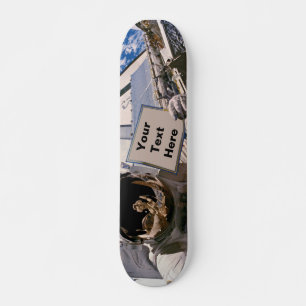 NASA Astronaut Houdt Bord Vast - Voeg Aangepaste T Skateboard
