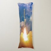 NASA Scout Rocket Launch Liftoff Lichaamskussen (Voorkant Verticaal)