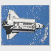 NASA Space Shuttle Discovery in de baan om de aard Cadeaupapier (Vlak)