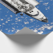 NASA Space Shuttle Discovery in de baan om de aard Cadeaupapier (Hoek)