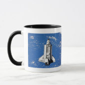 NASA Space Shuttle Discovery in de baan om de aard Mok (Links)
