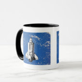 NASA Space Shuttle Discovery in de baan om de aard Mok (Voorkant links)