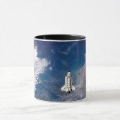 NASA Space Shuttle Endeavour STS-113 baan om de aa Mok (Midden)