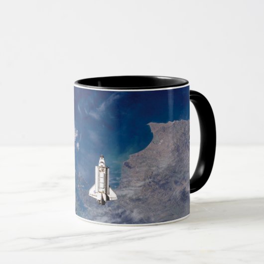 NASA Space Shuttle Endeavour STS-113 baan om de aa Mok (Voorkant rechts)