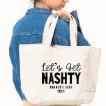 Nashville Bachelorette Party Custom Bridesmaid Tote Bag<br><div class="desc">Heb je een vrijgezellentas nodig die iedereen aan het lachen maakt? Dan is deze Nashville Bachelorette Party Custom Bridesmaid Canvas tas perfect voor je! Niet alleen is het hilarisch, maar het komt ook met genoeg ruimte om al uw bacheloretpartijbenodigdheden op te slaan. Of u nu een rodeo met de naam...</div>