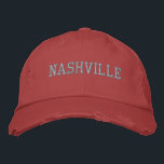 NASHVILLE Grijze borduurwerk op Rode Vintage Stijl Geborduurde Pet<br><div class="desc">NASHVILLE Grijze borduurwerk op rode katoenen hoed in vintage stijl met distressed afwerking. Maakt een prachtig cadeau voor iedereen die van Nashville TN houdt! Als je liever je eigen tekst wilt, selecteer dan de knop "Personaliseer deze sjabloon" om je eigen tekst in te voeren. Het borduurwerk kan ook worden aangepast...</div>