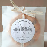 Nashville Skyline | Bruiloft Welkom Favor Ronde Sticker<br><div class="desc">Verbeter uw huwelijksonthaalpakketten of de gunsten van de gebeurtenispartij met een douaneset van welkomststickers! Deze elegante maar minimalistische stickers zijn op maat gemaakt voor een bruiloft die plaatsvindt in de prachtige stad Nashville. Ze hebben een moderne skyline met de naam van de stad eronder geïntegreerd. Alle elementen van het ontwerp,...</div>