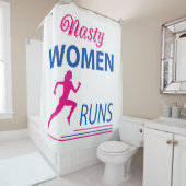 Nasty vrouwen lopen douchegordijn (In situ)