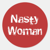 Nasty Woman, verontruste witte tekst op rode stick Ronde Sticker (Voorkant)
