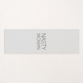 "Nasty Woman" zwarte letters lichtgrijs Yogamat (Voorkant (horizontaal))