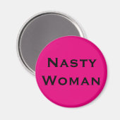Nasty Woman, zwarte tekst in opgerolde roze Magneet (Voorkant / Achterkant)