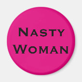 Nasty Woman, zwarte tekst in opgerolde roze Magneet (Voorkant)