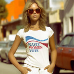 Nasty Women Stemmen Amerikaanse vlag Feminist Wome T-shirt<br><div class="desc">Dit politieke feministische t-shirt voor vrouwen vertelt politici dat Nasty Women stemmen en dat we er blauw zullen zijn bij de verkiezingen van 2022. Steun voor vrouwenrechten en gelijkheid met een democratisch recht-partijkaartje.</div>