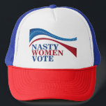 Nasty Women stemt over Amerikaans feministisch pol Trucker Pet<br><div class="desc">Dit politieke feministische pet vertelt politici dat Nasty Women stemmen en we zullen er blauw zijn bij de verkiezingen van 2022. De rechten van de vrouw en de gelijkheid in dit pet ondersteunen door te stemmen met een democratisch,  rechtstreeks partijkaartje.</div>