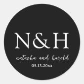 Natasha Black Monogram Moderne bruiloft Ronde Sticker (Voorkant)