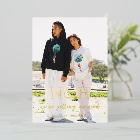 Natasha Monogram Moderne bruiloft Save the Date Folie Uitnodiging (Staand Voorkant)