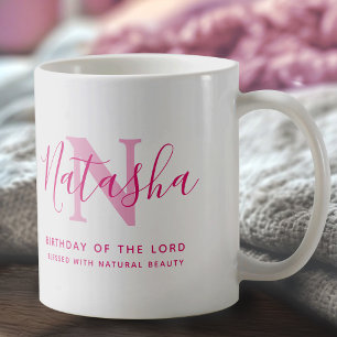 Natasha naam betekenis en monogram roze tekst koffiemok