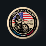 Natchez Trace Parkway National Schilderachtig Bywa Ronde Button 5,7 Cm<br><div class="desc">Natchez Trace Parkway,  gedaan in een ,  in nood verkerend symbool. Het is een beroemde All American Road die gevonden wordt in Mississippi,  Alabama en Tennessee.</div>