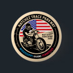 Natchez Trace Parkway National Schilderachtig Bywa Ronde Button 5,7 Cm<br><div class="desc">Natchez Trace Parkway,  gedaan in een ,  in nood verkerend symbool. Het is een beroemde All American Road die gevonden wordt in Mississippi,  Alabama en Tennessee.</div>