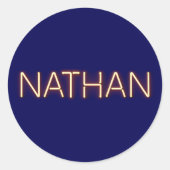 Nathan-naam in gloeiende neonlampen ronde sticker (Voorkant)