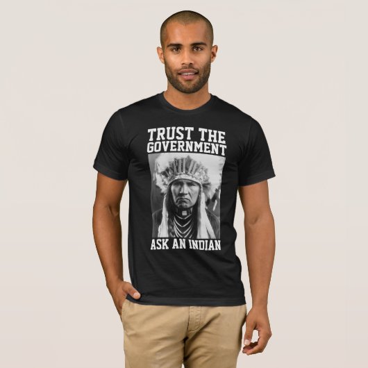 NATIEF AMERIKAANS VERTROUWT DE REGERING T-SHIRS T-SHIRT (Voorkant volledig)