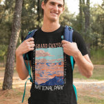 Nationaal park Arizona verhit T-shirt<br><div class="desc">Groot ontwerp van vectorillustraties Canyon. Het park is het huis van een groot deel van de immense Grand Canyon,  met zijn gelaagde banden van rode rots die miljoenen jaren van geologische geschiedenis onthullen.</div>