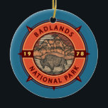 nationaal park Badlands Buffalo Retro Compass Keramisch Ornament<br><div class="desc">Badlands vectorkunstwerk ontwerp. De dramatische landschappen van het park bestrijken gelaagde rotsformaties,  steile kanonnen en torenhoge spinnen. Bison,  bighorn-schaap en prairiehonden bewonen hun besproeiende graslanden.</div>