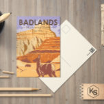 Nationaal Park Badlands South Dakota Vintage Briefkaart<br><div class="desc">Badlands vectorkunstwerk ontwerp. De dramatische landschappen van het park bestrijken gelaagde rotsformaties,  steile kanonnen en torenhoge spinnen. Bison,  bighorn-schaap en prairiehonden bewonen hun besproeiende graslanden.</div>