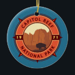 Nationaal Park Bison Retro Compass Keramisch Ornament<br><div class="desc">Capitol reef vectorkunstwerk ontwerp. Het park omringt een lange rimpel in de aarde die bekend staat als de Waterzakkenvuller,  met lagen gouden zandsteen,  kanonnen en opvallende rotsformaties.</div>