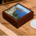 Nationaal park Crater Lake Landscape Cadeaudoosje<br><div class="desc">Winkelinkten,  sieraden en andere kleine keepenkoeken in deze houten cadeaudoos met keramische tegel met een foto-afbeelding van het saffierblauw meer in het Nationaal Park van het Crater Lake,  Oregon. Selecteer de grootte en kleur van het cadeauvakje. Maakt een geweldige reissouvenir!</div>