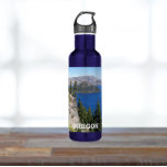 Nationaal park Crater Lake Landscape Waterfles<br><div class="desc">Leer uw dorst van deze trendy,  roestvrijstalen waterfles met een schilderachtig foto-afbeelding van Wizard Island en het saffierblauwe water van Crater Lake,  Oregon. Perfect voor reis- en wandeltochten! Selecteer de kleur van uw fles.</div>