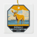 Nationaal park Denali Alaska Moose Vintage Keramisch Ornament<br><div class="desc">Denali-vectorkunstontwerp. Het park heeft het terrein van toendra,  sparrenbos en gletsjers,  het park is de plek waar wilde dieren leven,  waaronder grizzly beren,  wolven,  mozen,  caribou en Dall schapen.</div>