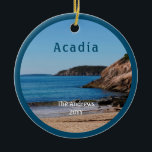 Nationaal park Maine Acadia Sand Beach Keramisch Ornament<br><div class="desc">Acadia Sand Beach National Park Maine Ornament. De eerste halte op de Acadia National Park Loop is Zand Beach. Pas dit prachtige afbeelding met hoge resolutie aan met uw familienaam, en het jaar dat u bezocht. U kunt ook de voorfoto veranderen met een vakantiefoto en het mooie Acadia-afbeelding blijft aan...</div>