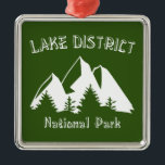 Nationaal Park meer Metalen Ornament<br><div class="desc">Het nationaal park van het Lake District ligt in Cumbria in het noordwesten van Engeland en is een populaire vakantiebestemming die bekend staat om zijn gletsjerlintmeren,  ruige bergen en historische literaire verenigingen.</div>