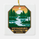 Nationaal Park Minnesota Sunset Embleem Keramisch Ornament<br><div class="desc">Vectorkunstontwerp van Voyageurs. Het park beslaat een uitgestrekt gebied en staat bekend om zijn bossen,  waterwegen en enorme regenachtige,  eilandgestippelde regenachtige meren,  de meren van Kabetogama en Namakan.</div>