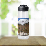 Nationaal Park Mount Rainier Waterfles<br><div class="desc">Blijf waar je ook bent uitgeblust met deze heldere, plastic waterfles met een schilderachtig foto-afbeelding van de met sneeuw bedekte Mount Rainier en een beek, gezien vanuit het nationale park. Selecteer de grootte en kleur van uw waterfles. OPMERKING: Ontwerp niet geoptimaliseerd voor de stijl van de waterfles van het Kind....</div>