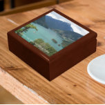 Nationaal park North Cascades Landscape Cadeaudoosje<br><div class="desc">Winkelinkten,  sieraden en andere kleine keepenkoeken in deze houten cadeaudoos met keramische tegel met een schilderachtig foto-afbeelding van het smaragdgroene Diablo-meer in het North Cascades National Park in Washington. Selecteer de grootte en kleur van het cadeauvakje. Maakt een geweldige reissouvenir!</div>