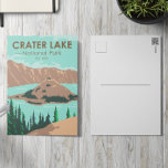 Nationaal park Oregon Vintage Briefkaart<br><div class="desc">Het vectorkunstwerk van het meer van de krater. Het park bevindt zich in het Cascade-gebergte in het zuiden van Oregon. Het is bekend om zijn naammeer,  gevormd door de inmiddels ingestorte vulkaan Mount Mazama.</div>