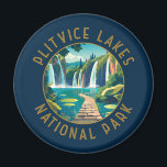 Nationaal park Plitvice Lakes Kroatië in nood Magneet<br><div class="desc">Plitvice Lakes vector artwork ontwerp. De meren in het park worden gescheiden door natuurlijke travertijndammen,  die ontstaan doordat water in dunne lagen over drempels stroomt.</div>