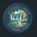 Nationaal park Plitvice Lakes Kroatië in nood Magneet<br><div class="desc">Plitvice Lakes vector artwork ontwerp. De meren in het park worden gescheiden door natuurlijke travertijndammen,  die ontstaan doordat water in dunne lagen over drempels stroomt.</div>