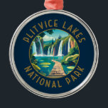 Nationaal park Plitvice Lakes Kroatië in nood Metalen Ornament<br><div class="desc">Plitvice Lakes vector artwork ontwerp. De meren in het park worden gescheiden door natuurlijke travertijndammen,  die ontstaan doordat water in dunne lagen over drempels stroomt.</div>