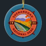 Nationaal Park Retro Compass Emblem Keramisch Ornament<br><div class="desc">Shenandoah-vectorkunstontwerp. De aandrijving van de Veldlijn stelt zijn lengte in werking,  en een groot netwerk van sporen omvat een sectie van het langeafstandsspoor Appalachian.</div>