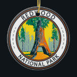 Nationaal park van Redwood - Luchters - Bergbadge Keramisch Ornament<br><div class="desc">Ontwerp van vectorillustraties van sequoiia's. Het park beschermt uitgestrekte prairies,  eikenbossen,  wilde rivieren en 40 mijl lange kust.</div>