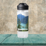 Nationaal park Washington State North Cascades Waterfles<br><div class="desc">Blijf waar je ook bent uitgeblust met deze heldere,  plastic waterfles met een schilderachtig foto-afbeelding van smaragdgroene Diablo Lake in North Cascades National Park,  Washington State. Selecteer de grootte en kleur van uw waterfles. OPMERKING: Ontwerp niet geoptimaliseerd voor de stijl van de waterfles van het Kind.</div>