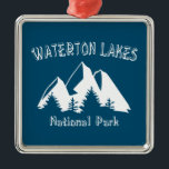 Nationaal park Waterton Lakes Metalen Ornament<br><div class="desc">Het nationaal park Waterton Lakes ligt in het zuiden van Alberta,  Canada,  en grenst aan het Glacier National Park van Montana. Het staat bekend om zijn keten van meren,  met inbegrip van de meren in de bovenste en de middelste waterton,  geflankeerd door de Rocky Mountains.</div>