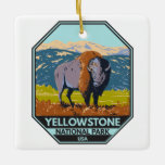 Nationaal park Yellowstone North American Bison Keramisch Ornament<br><div class="desc">Ontwerp van geelstenen vectorillustraties. Het park bevat dramatische canyons,  alpiene rivieren,  spoelbossen,  hete bronnen en geisers,  inclusief de beroemdste oude gelovigen.</div>