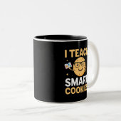 National Cookie Day, ik geef slimme koekjes Tweekleurige Koffiemok (Voorkant rechts)